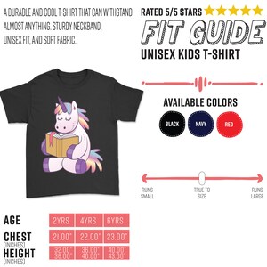Pode incluir: Camiseta preta unissex infantil com um unic&oacute;rnio de desenho animado lendo um livro. A camiseta tem o texto "Uma camiseta dur&aacute;vel e legal que pode suportar quase tudo. Gola resistente, caimento unissex e tecido macio." Dispon&iacute;vel em preto, azul marinho e vermelho.