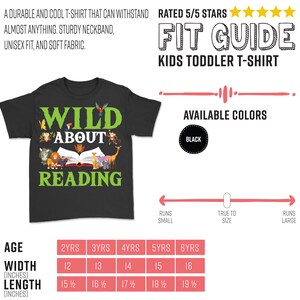 Puede incluir: Camiseta negra para ni&ntilde;os peque&ntilde;os con un gr&aacute;fico de animales leyendo un libro y el texto "Wild About Reading". La camiseta est&aacute; disponible en tallas de 2 a 6 a&ntilde;os. La tabla de tallas muestra el ancho y la longitud en pulgadas.