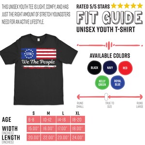 Może przedstawiać: Czarny, unisexowy t-shirt dla młodzieży z nadrukiem amerykańskiej flagi w stylu vintage i napisem "We The People". Dostępny w wielu kolorach. Szerokości od 38.1cm do 45.7cm i długości od 50.8cm do 61cm.