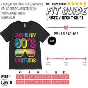 K&ouml;nnte beinhalten: Schwarzes Unisex-V-Neck-T-Shirt mit dem Text "This is my 80's Costume" in bunter Retro-Schrift und einer Sonnenbrillengrafik. Die Gr&ouml;&szlig;entabelle zeigt die Breite und L&auml;nge in Zoll f&uuml;r die Gr&ouml;&szlig;en XS bis 2XL.