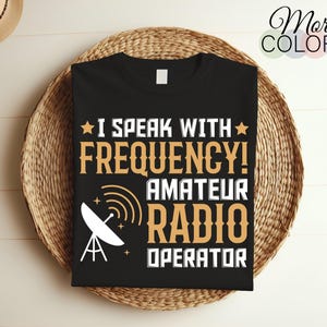Könnte beinhalten: Schwarzes T-Shirt mit einem weißen Design, auf dem "Ich spreche mit Frequenz! Amateurfunk-Operator" steht, mit einer weißen Satellitenschüssel-Grafik.