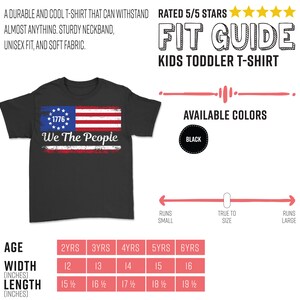 Może przedstawiać: Czarny t-shirt dla malucha z postarzanym wzorem amerykańskiej flagi i napisem "1776 We The People". Koszulka ma solidny kołnierz i jest dostępna w kolorze czarnym. Szerokość waha się od 30,48 cm do 40,64 cm.