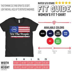 Może przedstawiać: Czarny t-shirt damski z postarzanym wzorem amerykańskiej flagi. Flaga zawiera tekst "1776" i "We The People". Dostępny w wielu kolorach, z wymiarami w calach.