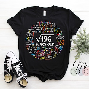 Peut inclure: T-shirt noir avec un graphique coloré d'équations mathématiques et le texte "√196 YEARS OLD".