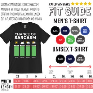 Puede incluir: Camiseta negra con un gr&aacute;fico blanco que dice "Chance of Sarcasm" y un gr&aacute;fico de barras verde con porcentajes. El gr&aacute;fico tambi&eacute;n incluye un sol, una nube, lluvia y las palabras "Hoy, Esta noche, Ma&ntilde;ana, Fin de semana". La camiseta est&aacute; disponible en tallas XS a 5XL. La tabla de tallas muestra el ancho y la longitud de la camiseta en pulgadas.