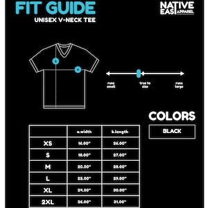 Puede incluir: Gr&aacute;fico negro que muestra una gu&iacute;a de tallas para una camiseta unisex con cuello en V. La gu&iacute;a incluye medidas para las tallas XS a 2XL, con ancho y largo en pulgadas. Tambi&eacute;n se muestra el texto "FIT GUIDE" y "COLORS BLACK".