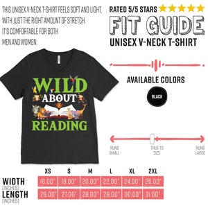 Puede incluir: Camiseta negra unisex de cuello en V con un gr&aacute;fico de animales leyendo un libro. El texto en la camiseta dice "Wild About Reading". La camiseta est&aacute; disponible en tallas XS a 2XL. La tabla de tallas muestra el ancho y la longitud de la camiseta en pulgadas.