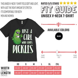 Może przedstawiać: Czarny T-shirt z dekoltem w kształcie litery V z zielonym og&oacute;rkiem i napisem "Just a girl who loves pickles". Koszulka dostępna jest w rozmiarach od XS do 2XL. Tabela rozmiar&oacute;w pokazuje szerokość i długość koszulki w calach.