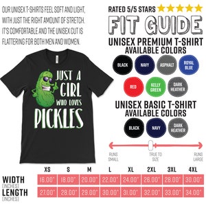 Może przedstawiać: Czarny T-shirt z zielonym og&oacute;rkiem i napisem "Just a girl who loves pickles". Koszulka dostępna w rozmiarach od XS do 4XL. Tabela rozmiar&oacute;w pokazuje szerokość i długość koszulki w calach.