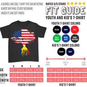 K&ouml;nnte beinhalten: Ein schwarzes T-Shirt mit einem Baumdesign, das die amerikanische und rum&auml;nische Flagge zeigt. Das T-Shirt hat eine Gr&ouml;&szlig;entabelle mit Ma&szlig;en in Zoll f&uuml;r Jugend- und Kindergr&ouml;&szlig;en.