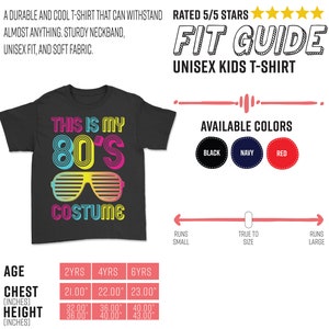K&ouml;nnte beinhalten: Schwarzes T-Shirt mit dem Text "This is my 80's Costume" in bunten Buchstaben und einer Neon-Sonnenbrille. Das T-Shirt ist in Schwarz, Marineblau und Rot erh&auml;ltlich. Eine Gr&ouml;&szlig;entabelle zeigt Brust- und H&ouml;henma&szlig;e in Zoll f&uuml;r die Altersgruppen 2, 4 und 6 Jahre.