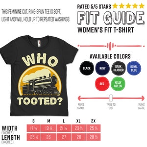 Może przedstawiać: Czarny T-shirt z ż&oacute;łtym k&oacute;łkiem i kresk&oacute;wkowym pociągiem z napisem "Who Tooted?" Koszulka jest dopasowana do sylwetki damskiej i dostępna w r&oacute;żnych kolorach. Tabela rozmiar&oacute;w pokazuje szerokość i długość koszulki w calach.