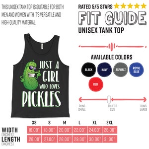Może przedstawiać: Czarna koszulka na ramiączkach z zielonym og&oacute;rkiem i napisem "Just a girl who loves pickles". Koszulka jest dostępna w r&oacute;żnych kolorach i rozmiarach. Tabela rozmiar&oacute;w pokazuje szerokość i długość koszulki w calach.