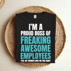 Puede incluir: Camiseta negra con texto blanco que dice "Soy un jefe orgulloso de empleados increíbles (sí, mi favorito me regaló esta camiseta)"