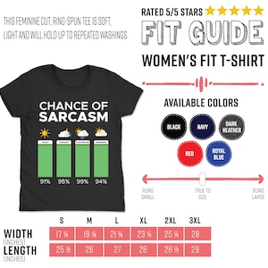 Puede incluir: Una camiseta negra con un gr&aacute;fico blanco que dice "Chance of Sarcasm" y un gr&aacute;fico de barras que muestra los porcentajes para hoy, esta noche, ma&ntilde;ana y el fin de semana. La camiseta est&aacute; disponible en tallas S, M, L, XL, 2XL y 3XL. La camiseta tambi&eacute;n est&aacute; disponible en una variedad de colores, incluyendo negro, azul marino, gris oscuro, rojo y azul real.