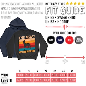 Puede incluir: Sudadera unisex negra con silueta de cabra y texto "THE GOAT WHISPERER" en dise&ntilde;o retro. Disponible en tallas S-4XL, con medidas de ancho de 50.8 cm a 81.3 cm y largo de 68.6 cm a 83.8 cm. Colores disponibles: negro, azul marino, rojo y gris oscuro.