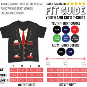 K&ouml;nnte beinhalten: Schwarzes Kinder-T-Shirt mit einem Aufdruck, der einem Dirigentenanzug &auml;hnelt, komplett mit roter Krawatte und Taschendetails. Das Shirt enth&auml;lt eine Gr&ouml;&szlig;entabelle mit Ma&szlig;en in cm und Farbauswahl. Der Text auf dem Shirt lautet "Conductor".