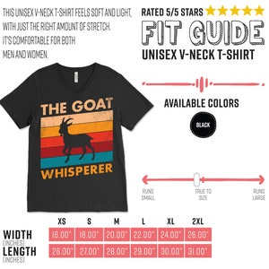 Puede incluir: Camiseta unisex negra con cuello en V y dise&ntilde;o retro. La camiseta presenta una silueta de cabra y el texto "THE GOAT WHISPERER" en naranja y blanco. El ancho de la camiseta var&iacute;a de 40,6 cm a 66,0 cm, y el largo de 66,0 cm a 78,7 cm.