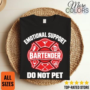 Könnte beinhalten: Ein schwarzes T-Shirt mit einer rot-weißen Grafik in Form eines Malteserkreuzes. Der Text lautet EMOTIONAL SUPPORT BARTENDER DO NOT PET. Innerhalb des Emblems befinden sich weiße Symbole eines Cocktailglases, eines Bierkrugs, eines Glases mit Eis und eines Shakers.