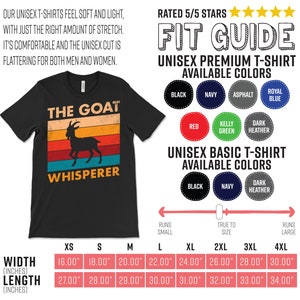 Puede incluir: Camiseta unisex negra con un dise&ntilde;o retro que presenta una silueta de cabra y el texto "THE GOAT WHISPERER". La camiseta tiene un fondo a rayas colorido y est&aacute; disponible en varias tallas, con anchos que van de 40,6 a 76,2 cm.