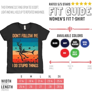 Może przedstawiać: Czarny T-shirt z grafiką w stylu vintage przedstawiającą nurka z rekinem. Na koszulce nadrukowany jest tekst "Don't Follow Me I Do Stupid Things". Koszulka dostępna jest w r&oacute;żnych kolorach, w tym czarnym, granatowym, ciemnoszarym, kr&oacute;lewskim niebieskim, czerwonym i zielonym kelly. Tabela rozmiar&oacute;w pokazuje szerokość i długość koszulki w calach.