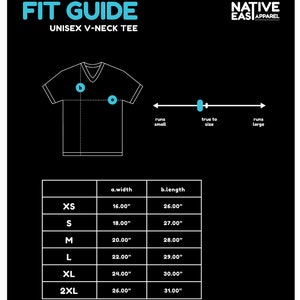Puede incluir: Tabla de tallas para una camiseta unisex de cuello en V. La tabla muestra las medidas de ancho y largo en pulgadas para las tallas XS, S, M, L, XL y 2XL.