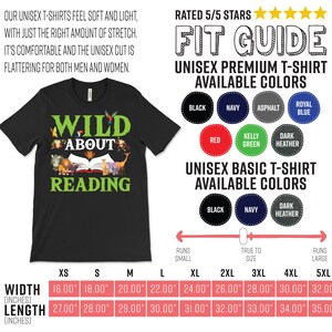 Puede incluir: Camiseta unisex negra con un gr&aacute;fico de animales leyendo un libro y el texto "Wild About Reading". La camiseta est&aacute; disponible en una variedad de tallas, desde XS hasta 5XL. La tabla de tallas muestra el ancho y la longitud de la camiseta en pulgadas.