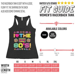 Puede incluir: Un tanque de tirantes negro con un estampado gr&aacute;fico que dice "I &hearts; THE 80'S!" en letras de colores e iconos retro. El tanque tiene un ajuste holgado y fluido y fruncido en la espalda. La tabla de tallas muestra las medidas en pulgadas para XS, S, M, L, XL y 2XL. Los colores disponibles son negro y gris oscuro.