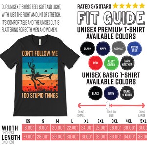 Może przedstawiać: Czarny T-shirt z grafiką w stylu vintage przedstawiającą nurka z rekinem. Tekst na koszulce brzmi "Don't Follow Me I Do Stupid Things". Koszulka jest dostępna w r&oacute;żnych rozmiarach i kolorach.
