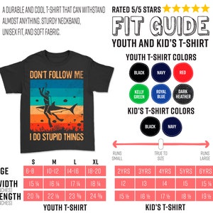 Może przedstawiać: Czarny T-shirt z grafiką w stylu vintage przedstawiającą nurka i rekina. Tekst na koszulce brzmi "Don't Follow Me I Do Stupid Things". Koszulka dostępna jest w rozmiarach S, M, L i XL. Dołączono tabelę rozmiar&oacute;w dla młodzieży i dzieci.