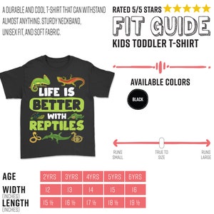 以下が含まれることがあります： 「LIFE IS BETTER WITH REPTILES」の文字と爬虫類のイラストが描かれた黒い子供用Tシャツ。サイズガイドとサイズチャートが含まれています。利用可能な色は黒です。