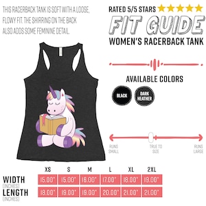 Pode incluir: Top sem mangas cinza escuro com um unic&oacute;rnio de desenho animado lendo um livro. O unic&oacute;rnio tem uma crina e cauda coloridas. O top tem o texto "Fit Guide Women's Racerback Tank" e est&aacute; dispon&iacute;vel em preto e cinza escuro.
