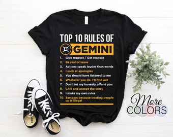 Könnte beinhalten: Schwarzes T-Shirt mit einer gelben Grafik des Sternzeichen Zwillinge und einer Liste der "Top 10 Regeln der Zwillinge". Die Regeln sind nummeriert und haben einen gelben Hintergrund.