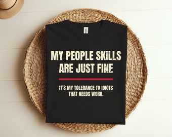 私の対人スキルは申し分ありません。バカに対する私の寛容さです。Tシャツ、クールなグラフィックギフトアイデア、大人向けユーモア、皮肉、パーソナライズ、友人、家族
