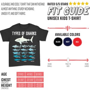 Pu&ograve; includere: T-shirt nera unisex per bambini con la scritta "TYPES OF SHARKS" e illustrazioni di squali. Disponibile in nero, blu navy e rosso. Include una guida alle taglie e una tabella delle taglie con misure in cm per bambini dai 2 ai 6 anni.