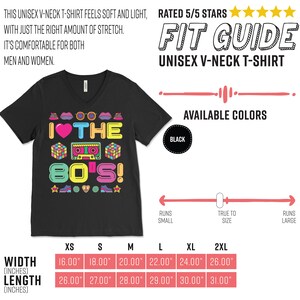 Puede incluir: Camiseta negra de cuello en V con un estampado gr&aacute;fico de una cinta de casete y el texto "I &hearts; THE 80'S!" en estilo retro colorido. La tabla de tallas muestra las medidas en pulgadas para XS, S, M, L, XL y 2XL.