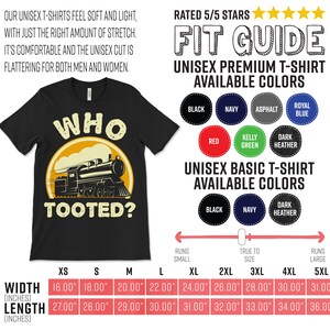 Może przedstawiać: Czarny T-shirt z ż&oacute;łtym słońcem i kresk&oacute;wkowym pociągiem z nadrukiem "Who Tooted?" Dostępny w rozmiarach od XS do 5XL. W zestawie znajduje się tabela rozmiar&oacute;w z wymiarami szerokości i długości w calach.