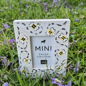 Cornice portafoto dipinta a mano con ape, cornice a tema primaverile, cornice con ape, cornice in miniatura, decorazione primaverile, personalizzata su ordinazione, 2 x 3 pollici