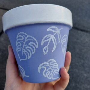 Maceta pintada a mano, Jardinera suculenta, Jardinera lila, Maceta morada, Diseño Monstera, Maceta de terracota blanca y periwinkle, Jardinera de interior