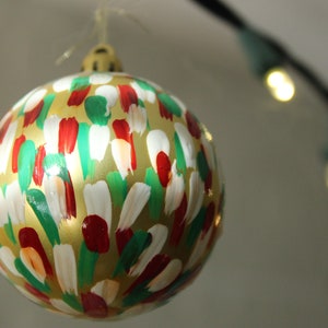 Kundenspezifische handbemalte Verzierung, Weihnachtsfarben Konfetti-Musterverzierung, abstrakte Weihnachtsverzierung, Kugelverzierung, gemalte Weihnachtskugel