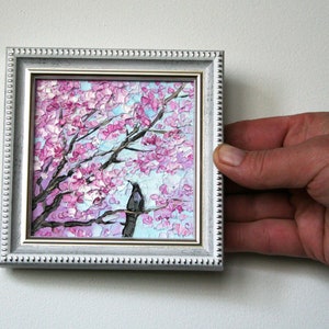 桜のアート 小さな花の絵 小さな額入りアート パレットナイフの絵 木に止まる鳥 PrettyArtBoutique によるオリジナルアートワーク