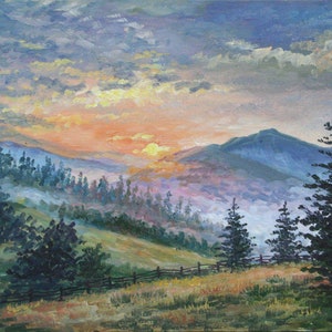 以下が含まれることがあります： 夕焼けを背景にした山岳風景の絵画。空は紫、青、オレンジが混ざり合っています。手前に木々があり、中景にはフェンスがあります。