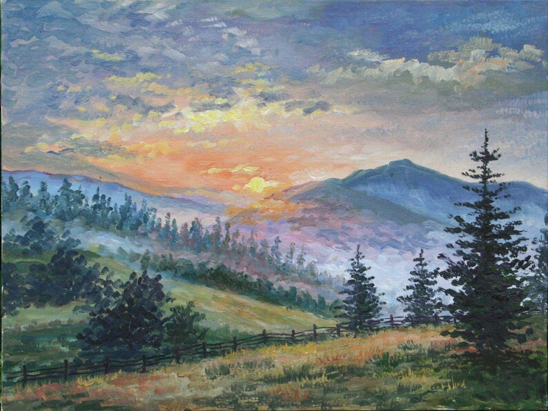 以下が含まれることがあります： 夕焼けを背景にした山岳風景の絵画。空は紫、青、オレンジが混ざり合っています。手前に木々があり、中景にはフェンスがあります。