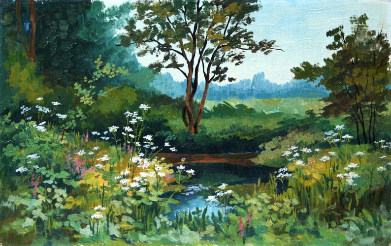 以下が含まれることがあります： 小川が流れ、緑の木々が茂る森を描いた絵画。木々は緑色で、葉は緑と黄色の混ざり合った色をしている。小川沿いに白い花が咲いている。