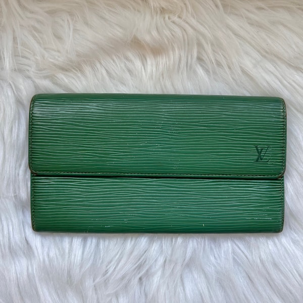 Vintage Authentic Louis Vuitton Emerald Green Epi Leather Long Wallet Classic Staple LV Made in Spain Luxury Fashion