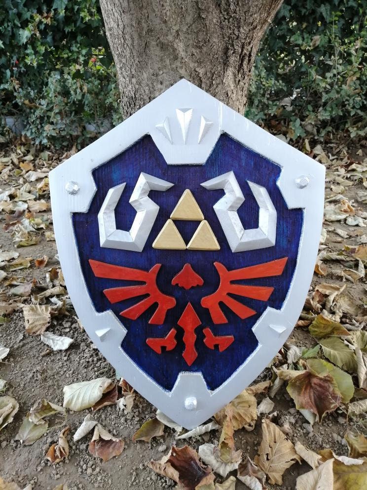 DMAR Full Size Hylian Shield, 22'' Zelda Triforce Shield for Adult, 1:1 Replica - Plastic - Hylian Shield for Link Cosplay