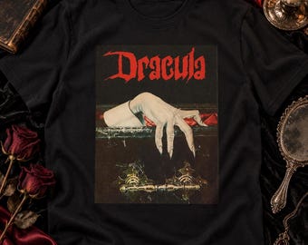 ヴィンテージ ドラキュラ グラフィック Tシャツ：ゴシック ホラー ブックカバー Tシャツ