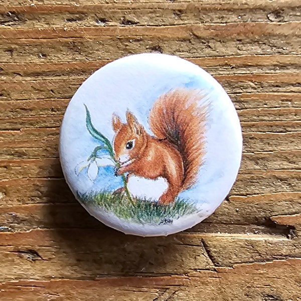 Kühlschrankmagnet oder Button "Eichhörnchen mit Schneeglöckchen"