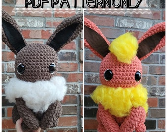 以下が含まれることがあります： 茶色のイーブイとオレンジ色のブースターの2つのポケモンのぬいぐるみ。どちらも黒い目をしており、レンガの壁に座っています。画像のテキストは「PDF PATTERN ONLY」です。