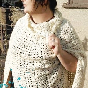 Puede incluir: Un poncho de crochet blanco con cuello alto y dobladillo festoneado. El poncho está hecho con un delicado patrón de puntadas y tiene un ajuste holgado. El texto "Pattern" y "Orman Avenue Crochet" es visible en la imagen.